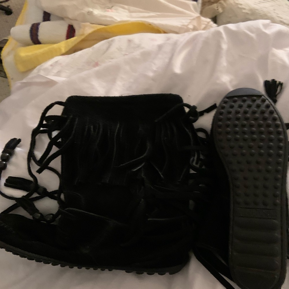 Minnetonka fringe black ankle boot size 6